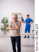 Old male patient visting young male doctor radilogist. Стоковое фото, фотограф Elnur / Фотобанк Лори