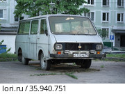 Старый автомобиль РАФ, припаркованный во дворе дома (2021 год). Редакционное фото, фотограф Dmitry29 / Фотобанк Лори