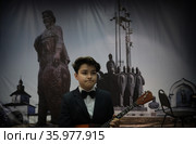 Балалаечник выступает на открытии выставки (2021 год). Редакционное фото, фотограф Дмитрий Неумоин / Фотобанк Лори