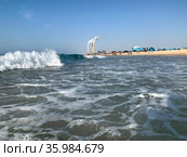 Wave in profile on the Mediterranean sea coast (2020 год). Стоковое фото, фотограф Irina Opachevsky / Фотобанк Лори