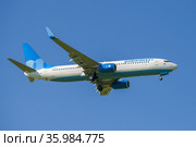 Самолет Boeing 737-800 (VP-BFB ) авиакомпании "Победа" на глиссаде в голубом безоблачном небе (2021 год). Редакционное фото, фотограф Виктор Карасев / Фотобанк Лори