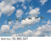 6 Su-25 "Grach" (Frog's Foot) attack aircraft fly over Moscow. Rehearsal of the military parade in honor of the 70th anniversary of Victory in the Great Patriotic War, Russia (2015 год). Редакционное фото, фотограф Наталья Волкова / Фотобанк Лори