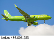 Самолет Airbus A320-214 (VP-BOJ) авиакомпании S7 Airlines перед посадкой в аэропорту Пулково (2021 год). Редакционное фото, фотограф Виктор Карасев / Фотобанк Лори