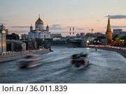 Ночной город. Вид на Москву-реку, храм Христа Спасителя и Кремль с Большого Москворецкого моста (2021 год). Редакционное фото, фотограф Наталья Николаева / Фотобанк Лори