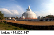 Вид на древнюю дагобу Ruwanwelisaya Stupa солнечным днем. Анурадхапура, Шри-Ланка (2020 год). Стоковое видео, видеограф Виктор Карасев / Фотобанк Лори