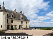 Шомон-сюр-Луар (Chateau de Chaumont-sur-Loire), Франция. Туристы во внутреннем дворе замка (2017 год). Редакционное фото, фотограф Rokhin Valery / Фотобанк Лори