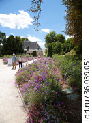 Шомон-сюр-Луар (Chateau de Chaumont-sur-Loire), Франция. Туристы в парке (2017 год). Редакционное фото, фотограф Rokhin Valery / Фотобанк Лори