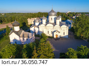 Покровский собор и Симеоновская церковь июньским вечером. Съемка с квадрокоптера. Великий Новгород, Россия (2021 год). Стоковое фото, фотограф Виктор Карасев / Фотобанк Лори