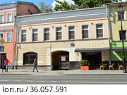 Западный флигель городской усадьбы С. С. Боткиной (строение 1840 годов). Улица Покровка, 25, строение1. Басманный район. Город Москва (2019 год). Редакционное фото, фотограф lana1501 / Фотобанк Лори