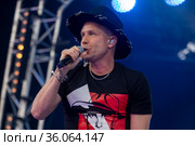 Певец Митя Фомин выступает на сцене гала-концерта, посвященного Дню России в Москве (2021 год). Редакционное фото, фотограф Николай Винокуров / Фотобанк Лори