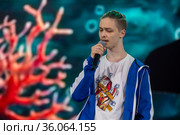 Архип Грек (сын Наташи Королевы) выступает на сцене в гала-концерте (2021 год). Редакционное фото, фотограф Николай Винокуров / Фотобанк Лори
