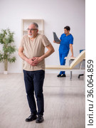 Old male patient visting young male doctor radilogist. Стоковое фото, фотограф Elnur / Фотобанк Лори