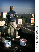 Балашиха маляр красящий многоэтажный дом (2004 год). Редакционное фото, фотограф Дмитрий Неумоин / Фотобанк Лори