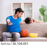 Man watching basketball with his wife. Стоковое фото, фотограф Elnur / Фотобанк Лори