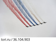 Группа штурмовиков Су-25 "Грач" дымят цветами российского флага в небе над Красной площадью во время парада, посвященного 76-летию Победы в Великой Отечественной войне (2021 год). Редакционное фото, фотограф Free Wind / Фотобанк Лори
