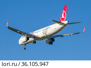 Улетающий самолет Airbus A321-231(TC-JTM) Turkish Airlines крупным планом на фоне голубого неба (2018 год). Редакционное фото, фотограф Виктор Карасев / Фотобанк Лори