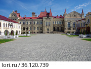 Красная площадь в Рыбинске, Ярославская область, Россия (2021 год). Редакционное фото, фотограф Natalia Sidorova / Фотобанк Лори