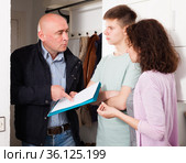 Family meeting with debt collector. Стоковое фото, фотограф Яков Филимонов / Фотобанк Лори
