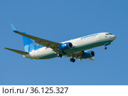 Самолет Boeing 737-800 (VP-BFB) авиакомпании "Победа" в голубом безоблачном небе (2021 год). Редакционное фото, фотограф Виктор Карасев / Фотобанк Лори