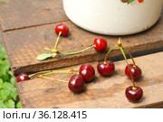 Cherry on the old wooden pallet. Стоковое фото, фотограф Tetiana Chugunova / Фотобанк Лори