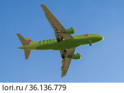 Пролетающий над головой самолет Airbus A319-114 (VP-BHL) авиакомпании  S7 Airlines (2018 год). Редакционное фото, фотограф Виктор Карасев / Фотобанк Лори