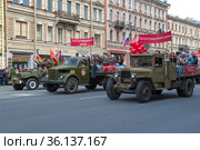 Фрагмент парада ретро транспорта в честь Дня Победы. Невский проспект, Санкт-Петербург (2017 год). Редакционное фото, фотограф Виктор Карасев / Фотобанк Лори