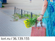 Букет желтых ромашек в женской руке. Летняя элегантная дамская сумочка. Летний фон. Стоковое фото, фотограф Grigory_Gez / Фотобанк Лори