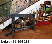 Мяльный станок. Музей льна и бересты. Кострома (2021 год). Редакционное фото, фотограф Макаров Алексей / Фотобанк Лори