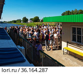 Группа туристов ожидает посадки на прогулочный теплоход. Причал № 2. Город Кострома (2021 год). Редакционное фото, фотограф Макаров Алексей / Фотобанк Лори