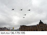 Группа многоцелевых вертолетов Ми-8АМТШ в небе над Красной площадью Москвы во время воздушного парада Победы (2021 год). Редакционное фото, фотограф Free Wind / Фотобанк Лори