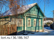 Московская область, Руза, красивый старинный деревенский дом. Редакционное фото, фотограф glokaya_kuzdra / Фотобанк Лори