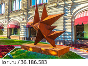 Скульптура «Звезда» (2020 г.). Скульптор Ринат Волигамси. Выставка российского паблик-арта «Красный сад» на фестивале ГУМ-Red-Line на Красной площади, Москва (2021 год). Редакционное фото, фотограф Владимир Сергеев / Фотобанк Лори