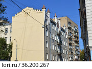 Пятиэтажный одноподъездный кирпичный жилой дом. Бывший доходный дом Скугаревского (Мосолова). Построен в 1910 году, архитектор В. А. Мазырин. Подсосенский переулок, 14, строение 1. Басманный район. Город Москва (2019 год). Редакционное фото, фотограф lana1501 / Фотобанк Лори