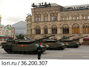 Российские боевые танки Т-80БВМ с газотурбинным двигателем на параде в честь Дня Победы на Красной площади Москвы (2021 год). Редакционное фото, фотограф Free Wind / Фотобанк Лори