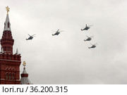 Группа ударных боевых вертолетов Ми-35М и Ми-24 в небе над Красной площадью Москвы во время воздушного парада Победы (2021 год). Редакционное фото, фотограф Free Wind / Фотобанк Лори