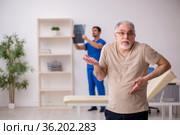 Old male patient visting young male doctor radilogist. Стоковое фото, фотограф Elnur / Фотобанк Лори