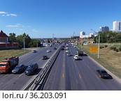 Движение автомобилей по проспекту Салавата Юлаева в Уфе (2021 год). Редакционное фото, фотограф Максим Гулячик / Фотобанк Лори