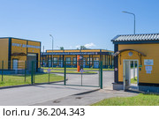 У входа в "Псковскую областную инфекционную больницу" (Великолукский филиал) солнечным летним днем. Великие Луки, Псковская область (2021 год). Редакционное фото, фотограф Виктор Карасев / Фотобанк Лори