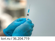 Медсестра готовит шприц к уколу в медицинском кабинете. Стоковое фото, фотограф Николай Винокуров / Фотобанк Лори