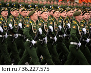 Курсанты военной академии РВСН имени Петра Великого во время парада на Красной площади Москвы в честь Дня Победы (2021 год). Редакционное фото, фотограф Free Wind / Фотобанк Лори