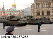Российские танки Т-90М на параде в честь Дня Победы на Красной площади Москвы (2021 год). Редакционное фото, фотограф Free Wind / Фотобанк Лори