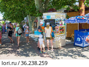 Киоск "Экскурсии" в Лазаревском (2021 год). Редакционное фото, фотограф Алексей Букреев / Фотобанк Лори