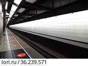Khoroshyovskaya, station on Bolshaya Koltsevaya line of Moscow Metro, during coronavirus pandemic (2021 год). Редакционное фото, фотограф Валерия Попова / Фотобанк Лори