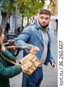 Street thief stealing handbag of woman. Стоковое фото, фотограф Яков Филимонов / Фотобанк Лори