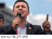 Депутат Саратовской областной Думы шестого созыва Николай Бондаренко выступает на митинге коммунистов на Тверской улице в центре города Москвы, Россия (2021 год). Редакционное фото, фотограф Николай Винокуров / Фотобанк Лори