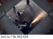 Балашихинский завод БЗКМ, рабочий с болгаркой (2021 год). Редакционное фото, фотограф Дмитрий Неумоин / Фотобанк Лори