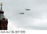 Самолет-заправщик Ил-78 и стратегический бомбардировщик-ракетоносец Ту-95МС "Медведь". Имитация дозаправки в воздухе в небе над Красной площадью Москвы во время воздушного парада Победы (2021 год). Редакционное фото, фотограф Free Wind / Фотобанк Лори