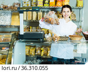 Monger boasts of a choice of sweets. Стоковое фото, фотограф Яков Филимонов / Фотобанк Лори