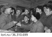 Коллективный портрет мужчин работающих на руднике Эмельджак, рабочие стоят в деревянном помещении во время перекура, молодые люди добывающие слюду, Якутия, ноябрь 1961. Редакционное фото, фотограф Варфоломей Тетерин / Фотобанк Лори