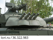 Российский модернизированный основной газотурбинный танк Т-80У-Е1 на полигоне "Алабино" в парке "Патриот", Международный военно-технический форум "Армия-2019". Вид на систему "Туча" справа. Редакционное фото, фотограф Малышев Андрей / Фотобанк Лори